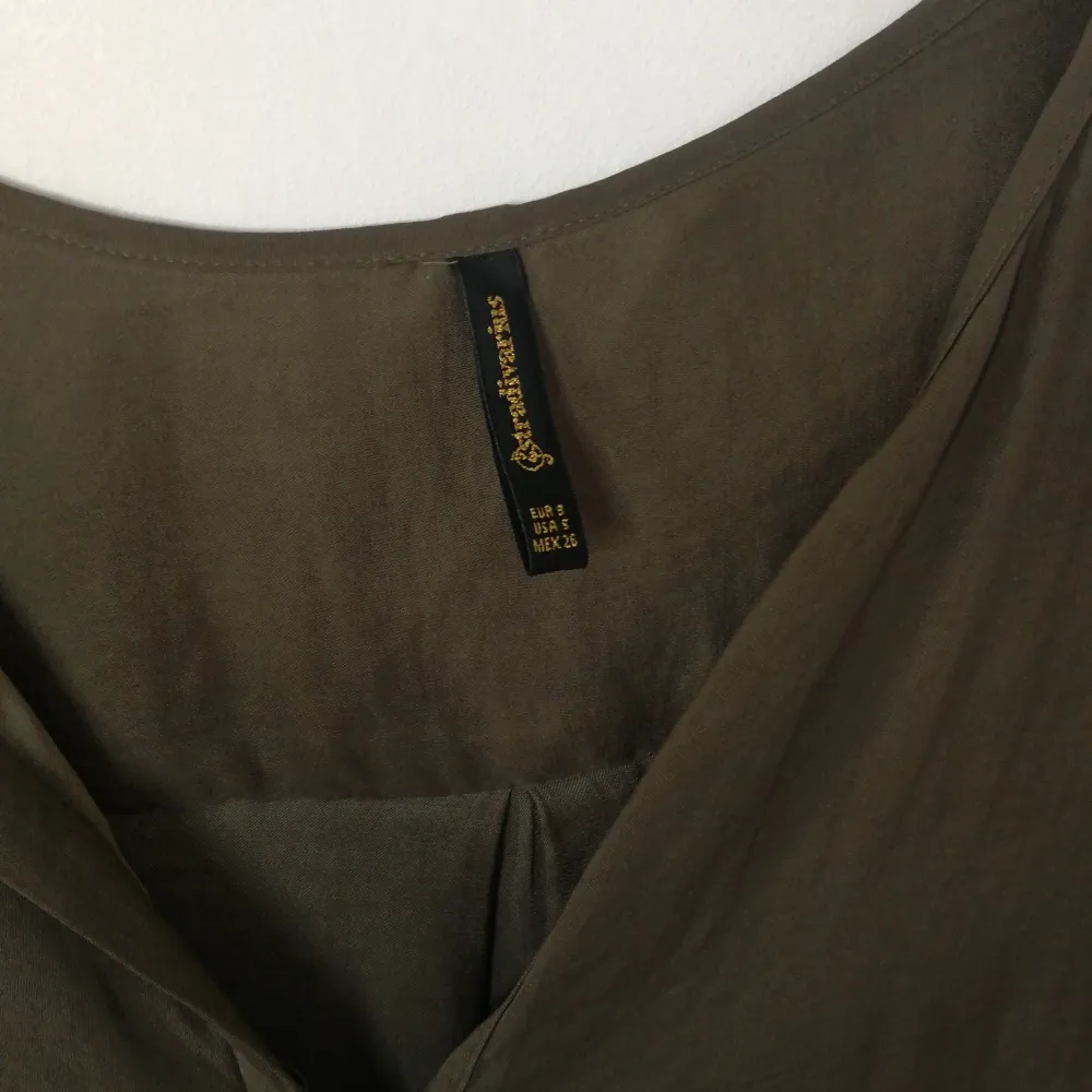 Military green satin blouse . Puserot.