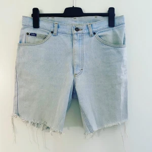 Med jeansshorts - Ljusa jeansshorts från Lee. 