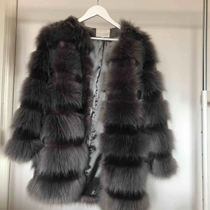 Kappa i fuskpäls - Fuskpäls, endast använd en gång. Saknar en hyska. Nypris 1200kr.  800kr inklusive frakt.