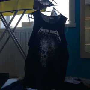 Metallica t-shirt - Perfekt skick. Det står Metallica och en dödskalle på den. Knappt använd. Frakt tillkommer. 