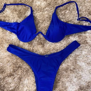 Bikini strl S - Blå bikini från Zaful i strl S, endast använd en gång! Frakt 22kr!💙 BUDA, avslutar budgivning på fredag 8/5💝 (budet ligger på 120kr)