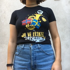 Brassband  - Fick på brasbandsfestival när jag va liten. Kul tröja. Vem elsker inte brassband liksom. (Har två). Kolla gärna in fler av mina plagg, så går de på samma frakt :)