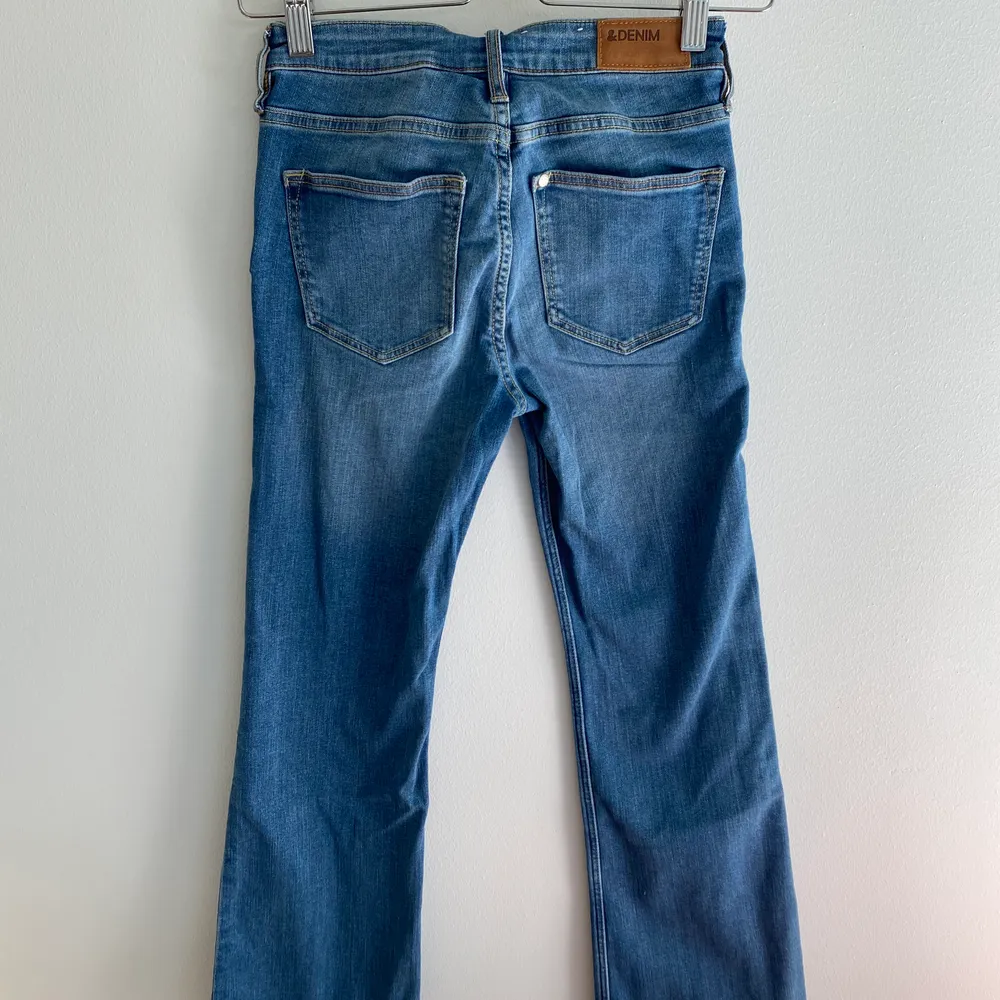 Säljer ett par snygga bootcut jeans från H&M i strl 24/30 som tyvärr är för små för mig. Har bara använt dem ett par gånger så de är i fint skick! Kan mötas upp i Malmö, annars kostar frakten 55 kr. . Jeans & Byxor.