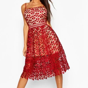 Lace skater klänning storlek 36 - Aldrig använd, endast testad. Mycket fina detaljer och färgen röd med en beige underklänning. Hur vacker som helst i verkligheten😍