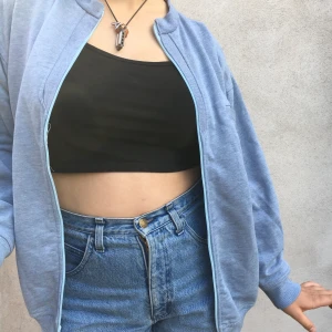 Hoodie/tröja - Inköpt på secondhand i Innsbruck. Mycket trevlig. Den har karaktär. Hittar ej storlek men jag är typ storlek S/M och ni ser hur den sitter på mig. Frakt tillkommer (kolla gärna in resten av mina kläder så går de på samma frakt). Möts även upp i jkpg. 