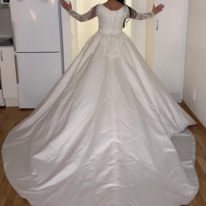 Brudklänning  - Brudklänning i silke från Turkiet, är inte kemtvättad. Pris kan diskuteras vid snabbköp. 