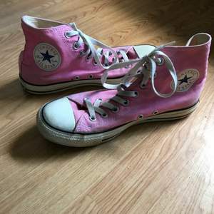 Rosa converse skor i strl 40!! Har fått dem begagnat men sedan aldrig använt dem! Hyfsat fint skick tycker jag 💗 köpare står för frakt!!