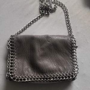 En älta skinnväska från scorett i färgen grå, ordinarie pris: 500kr använd ett fåtal gånger bara
