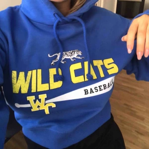  - Mysig hoodie ifrån Gina Tricot med fint tryck😍 inte alls mycket använd, cirka två gånger. Köpare står för 69kr frakt, pris kan diskuteras. 