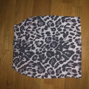  - leopard kjol från Nelly. aldrig använd med lappen kvar. 