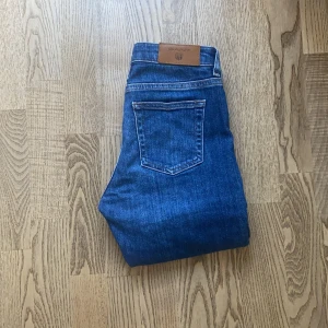Gant jeans  - Blå gant jeans, egen slits på sidorna av byxan 