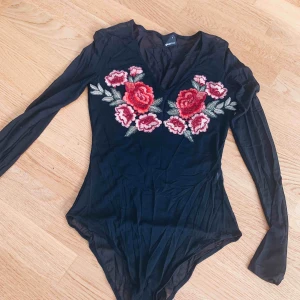  - Transparent body med tryck på bröstet. 