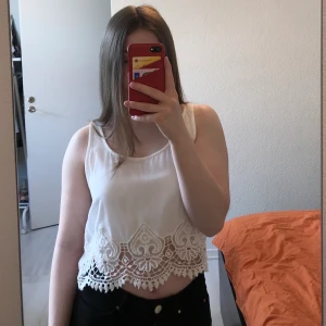 Topp - Söt topp från H&M i storlek 34. Fint skick! Fraktkostnad tillkommer