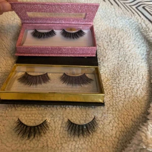  - Helt oanvända fransar. Alla 3 kostar 150 kr inklusive frakt. Vill du köpa 2 eller endast 1? Skriv till mig så kommer vi överens om pris! 😍😍 