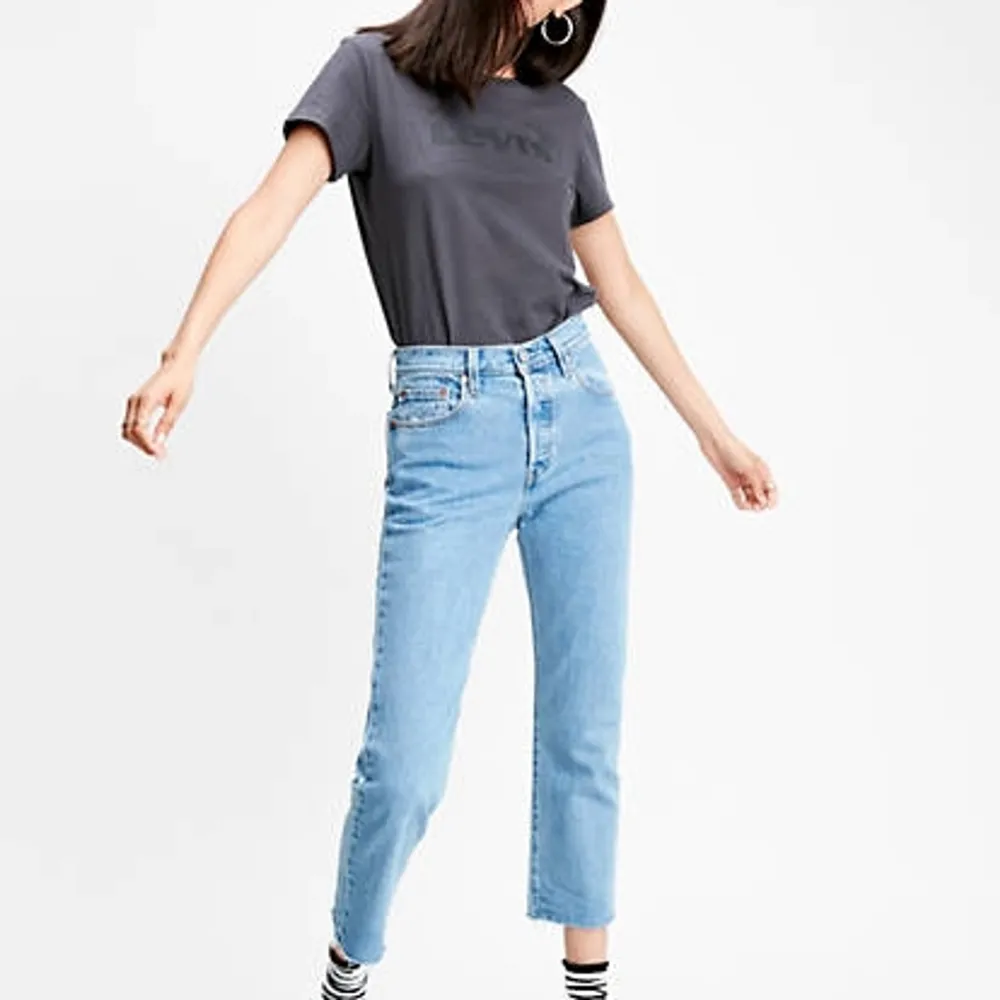 Oanvända Levi’s av modellen 501 women’s original cropped. En tapered/rak modell med cropped längd.   Strl 27x26. Innerbenlängd 68cm.   100% bomull . Jeans & Byxor.