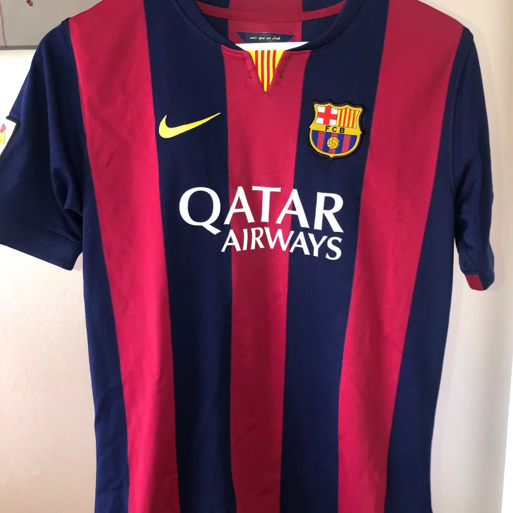 En Barca Matchtröja i nyskick, helt officiell och äkta köpt på plats. Storlek XL i barn (vanlig S), Nypris ca 700kr. . Hoodies.