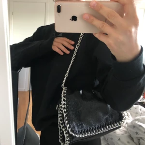 Kedjeväska - Kedjeväska från Scorett, superfin i jättebra skick! STORA modellen!