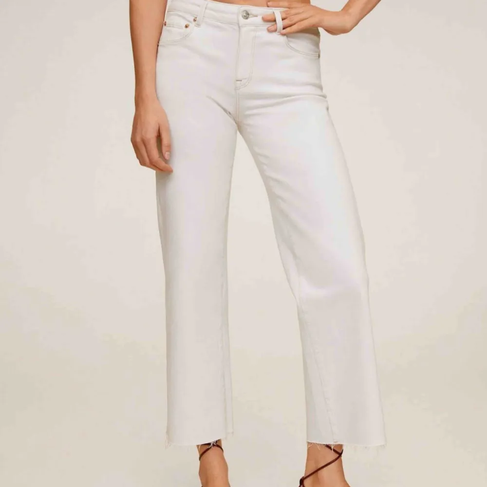 Vita jeans från mango! Modellen är audrey och de är i strl 34. 150kr + frakt! Köptes förra året, mycket fint skick💛🦋. Jeans & Byxor.