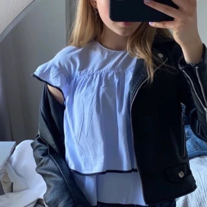 Blus från zara - jättesöt blus från zara med volanger. Sparsamt använd i mycket bra skick.💙💙💙