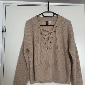 Fin tröja från h&m - Köpt för 300kr. Knappt använd. Finns i en annan färg, kolla min profil.