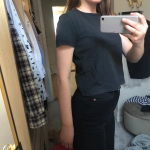 Gråsvart t-shirt från zara  - En basic gråsvart t-shirt från zara i storlek s. Se färg bäst på bild 2. 