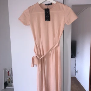 Klänning  - Oanvänd supersöt klänning från Boohoo. Frakten ingår🥰
