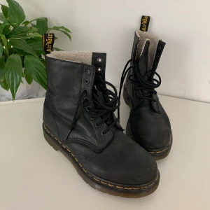 Dr martens - Supersnygga Dr Martens i stl 38 - modell Serena. Använda fåtal gånger, därav i bra skick. Nypris 2000kr, mitt pris 350kr. Köparen står för frakt❤️ BUD JUST NU: 500kr