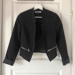  - Svart kortare kavaj från Gina Tricot.💘💘