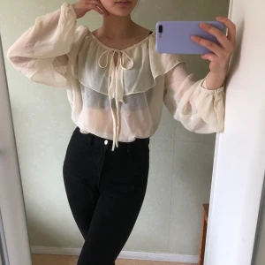 Blus - En väldigt söt blus från ginatricot, kan bäras som en offshoulder. Endast använd en gång.  Fraktkostnad tillkommer🦋