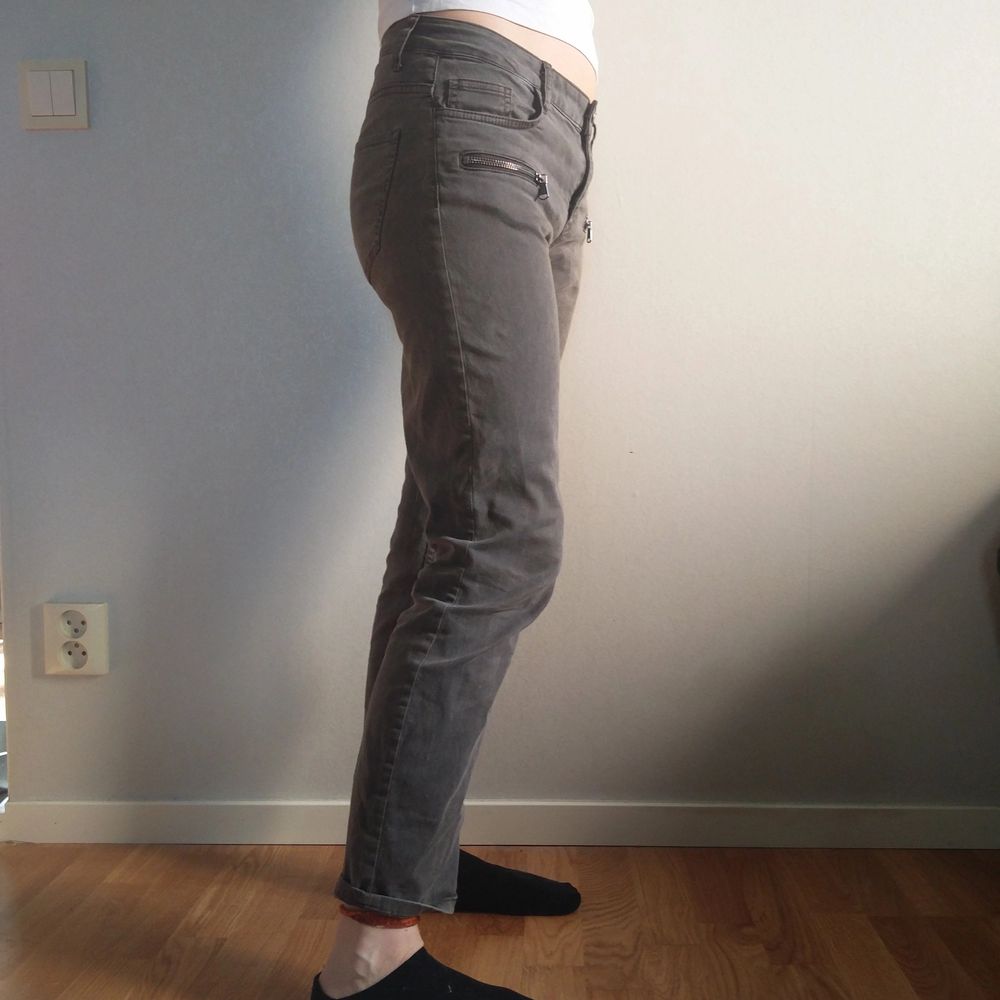 Snygga och bekväma gröna korta jeans från Lindex. Snygga dragkedjedetaljer fram. Säljer då de helt enkelt är lite stora för mig (då jag är mer åt 36). Kan köra safepay för en extra tia. :). Jeans & Byxor.