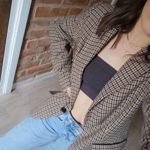 Rutig vintage oversize kavaj  - 140 kr inklusive frakt. Snygg kavaj att dra över vad som helst. Passar både till fest och vardags. Köpt second hand. Passar XS - L