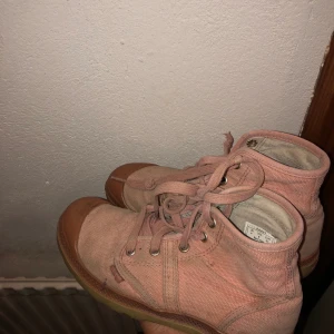 Höga Palladium - Säljer för att dem är försmå, använt flera gånger. Snöret på höger skon är tyvärr sönder då jag knyter hårt som fan:-)💛 Se andra & sista bilden! Köparen står för frakten!