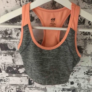  - Sporttopp från hm som inte kommer till användning hos mig längre. Superskönt material. Ord pris: 199kr. 