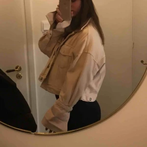 Rosa jeansjacka - Sviiiin fin jacka från zara, storlek s-m. Väldigt sparsamt använd och är i nyskick. Rosa/beige färg.Den här 2 jätte stora innerfickor samt 2 mindre och 2 vanliga på sidan. Kund står för frakt. Köpt för 8 månader sedan.