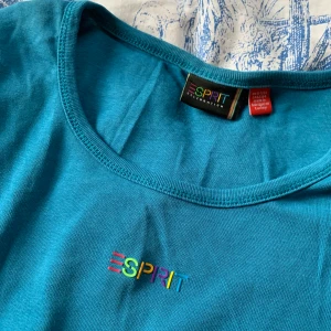 Y2k esprit tröja! - Blå långärmad tröja från esprit. Loggan är i regnbågens färger. 00-tal. Fri frakt