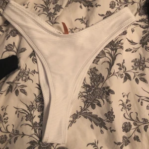 Bikini  - As snygga högmidjade bikinitrosor i string modell. Nya storlek s 