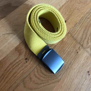  - Ett snyggt skärp i one size köpt på Junkyard, aldrig använt då det inte är min stil. Köparen står för frakten🌼💛🌞