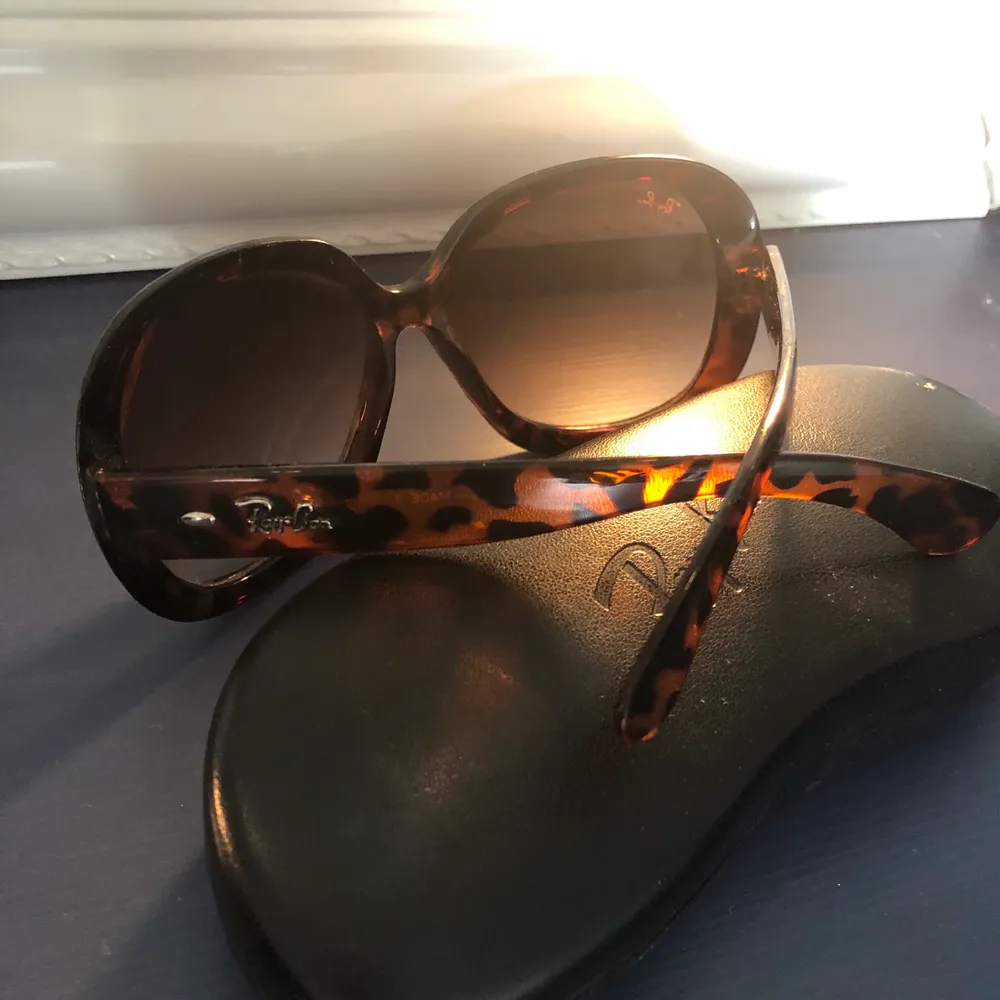 Solglasögon i märket RayBan med leopardprint! För er som gillar större solglasögon för en Hollywood look 😁 märket på ena sidan har ramlat av :(.  förpackning ingår ej. Pris kan diskuteras!. Accessoarer.