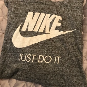 Nike hoodie - En väldigt mjuk och skön tunn hoodie från Nike, köpt i usa i oktober. Nypris:400kr nu:200 Helt NY och OANVÄND. Skicka för fler bilder. Priset kan diskuteras!