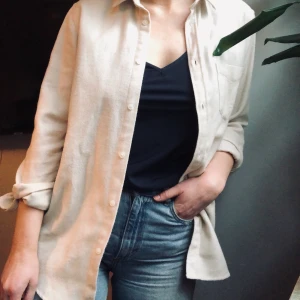 Beige overshirt från Samsøe Samsøe  - Jättefin skjorta i mjukt material från Samsøe Samsøe. Det är en strl S från herr,  passar perfekt som overshirt på dig som är en XS eller S! Helt oanvänd, nyskick. Pris exl frakt