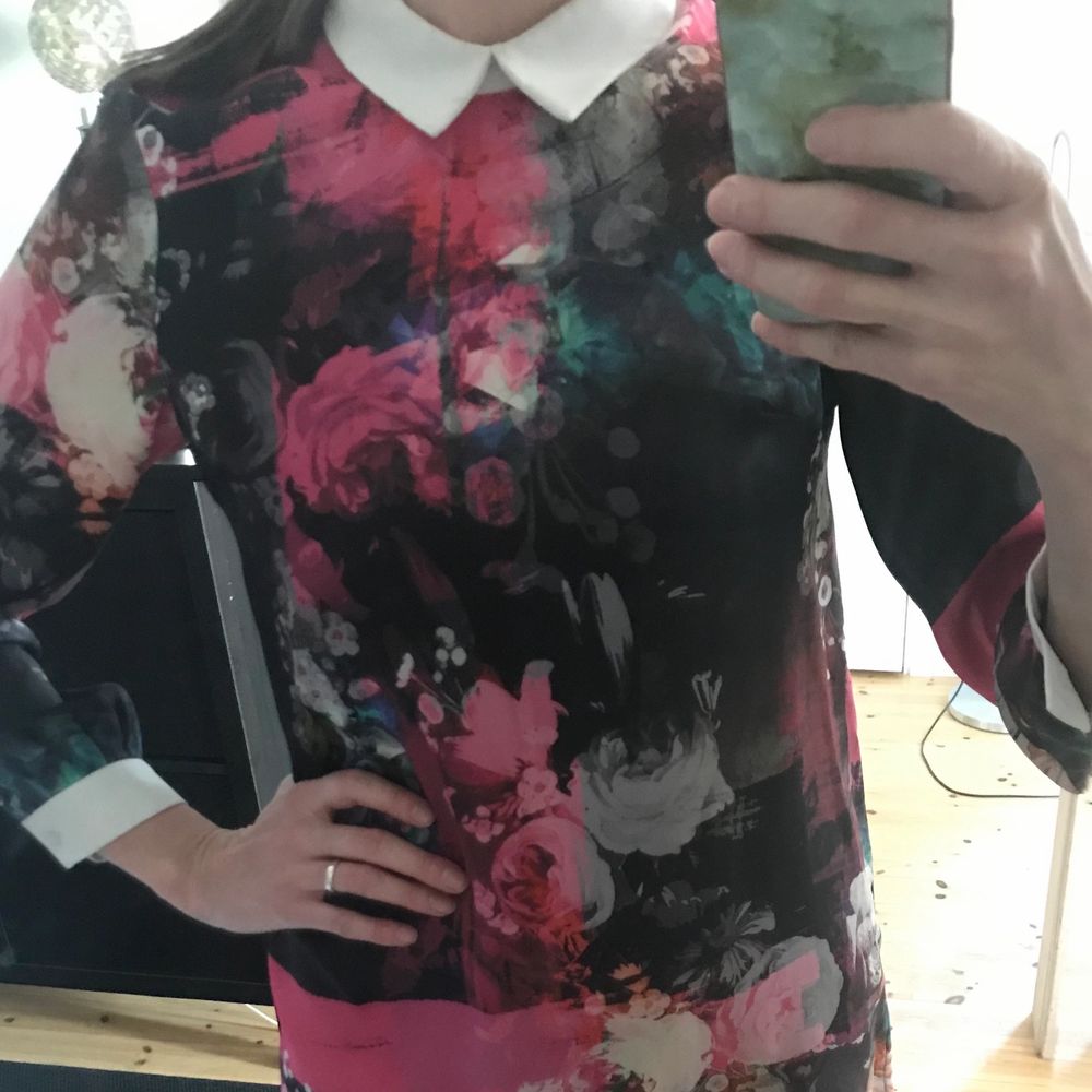 En super snygg skjort-klänning från River Island. Materialet skrynklar sig ej. Något lösare passform. Är i väldigt fint skick. Fraktkostnad 44kr Postnord. . Klänningar.