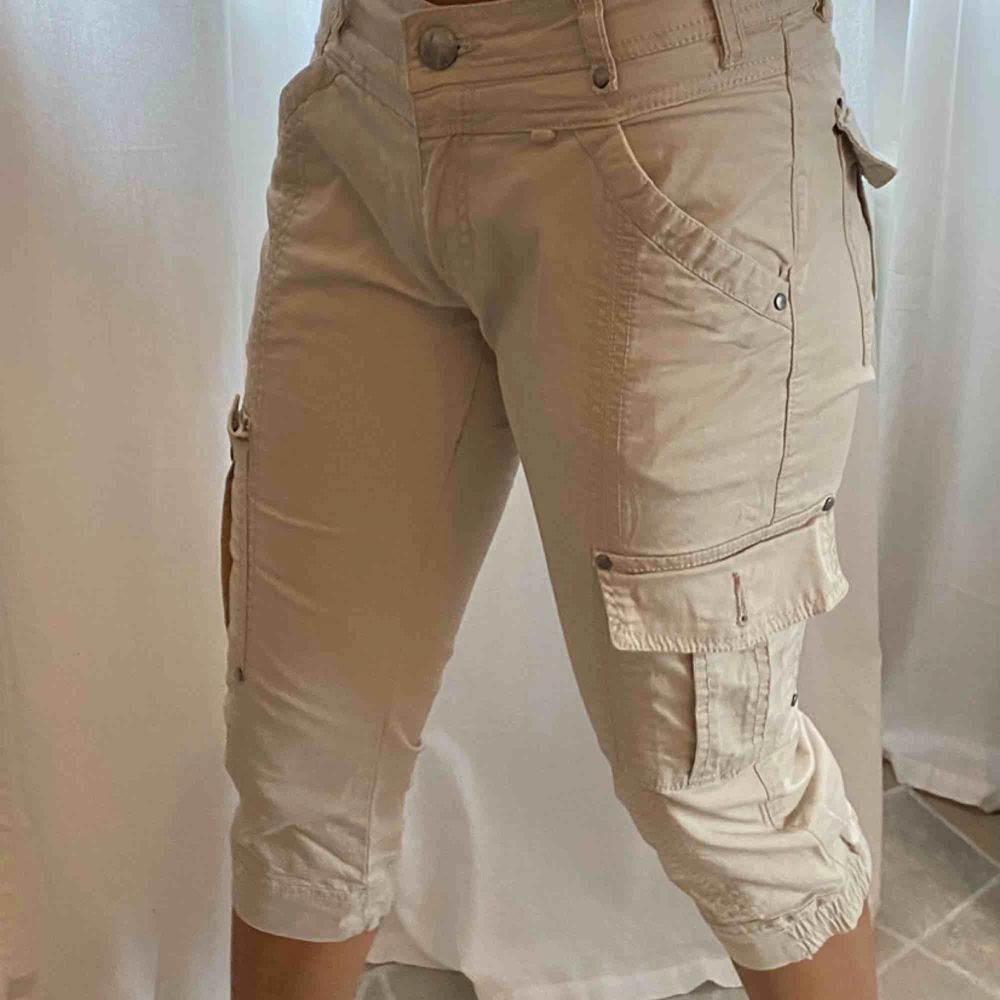 Ett par cropped capri pants ifrån Brooker. Jeans & Byxor.