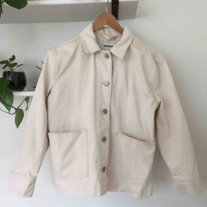  - Jättefin skjortjacka! Säljes pga lite liten för mig!  gräddvit.   Frakt tillkommer