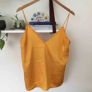  - Linne från bikbok med djup rygg Fläck på framsidan, men i nederkant så tycker inte det syns supermycket.   Frakt tillkommer