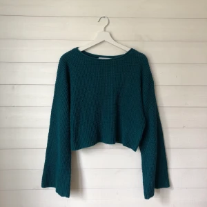 Stickad tröja - Stickad tröja med vida ärmar från NAKD. Väldigt mjukt och skönt material, i fint skick! Köparen står för frakten.