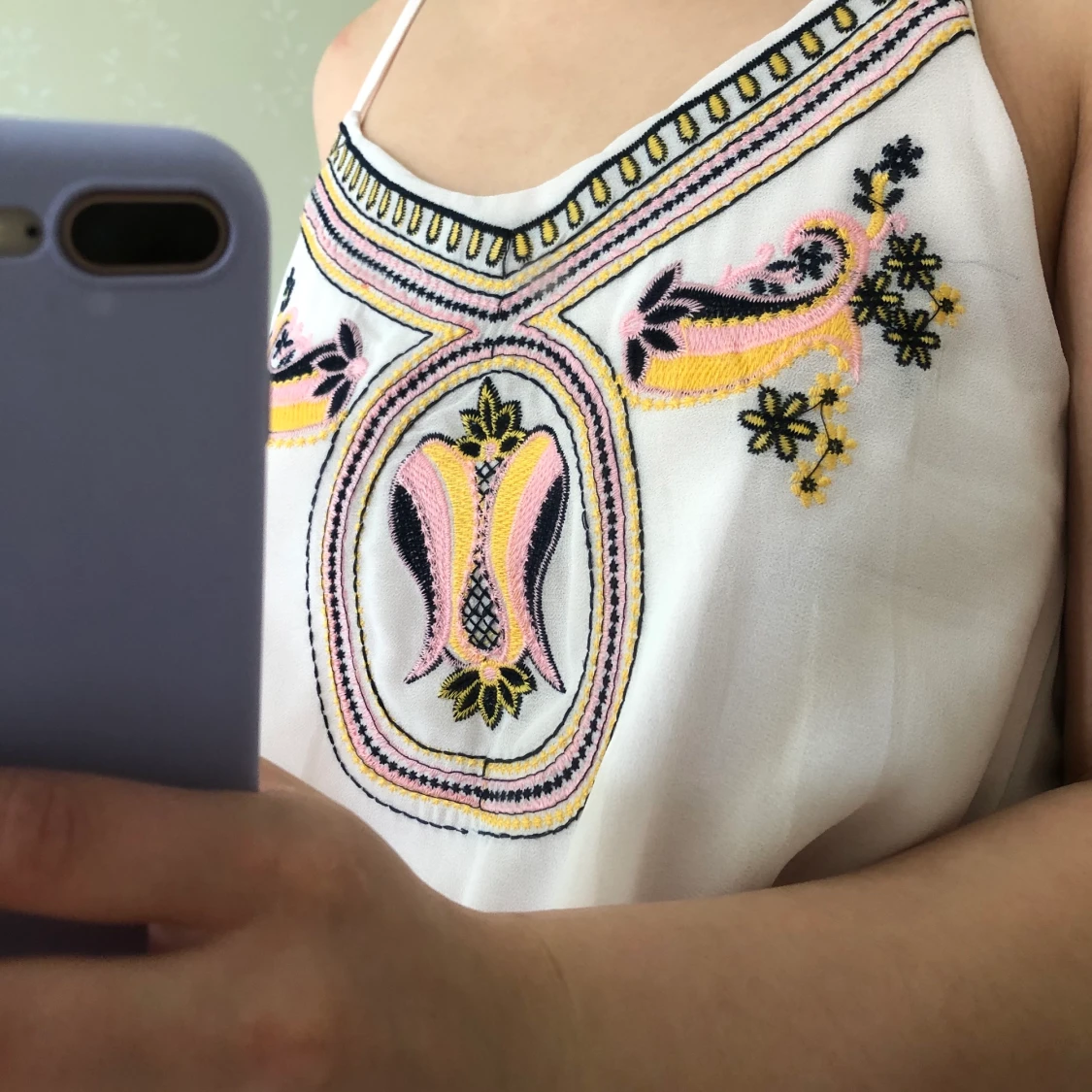 Linne med broderidetaljer  - 90