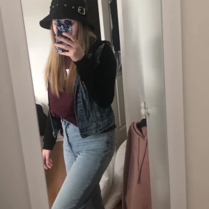 Jeansjacka/ hoodie med luva  - Jeansjacka/ hoodie med luva! Fråm h&m i storlek 38! 250 inklusive frakt ❤️ pris går disskutera vid snabb affär 🦋