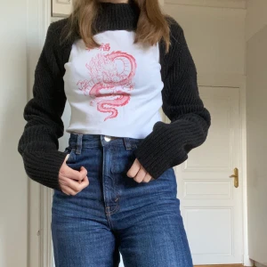 Kofta överdel - En fin detalj till din outfit! En stickad tröjas överdel som kan ge ett extra till vilken outfit som helst. Tröjan är från &otherstories!😊💕💗 frakt 59kr.