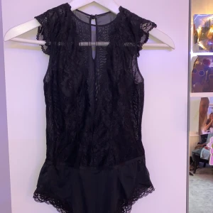 Svart spets body - En jätte fin spets body i storlek ca men passar mig som är en S. ❗️Frakten ingår❗️