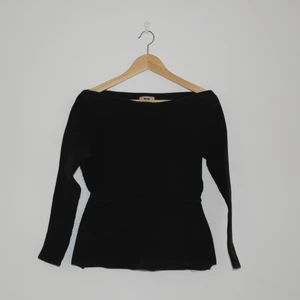 Ribbad ACNEtröja - Ribbad tröja från acne med fina detaljer. Fint skuren i midjan och snygg båtringning! Sparsamt använd